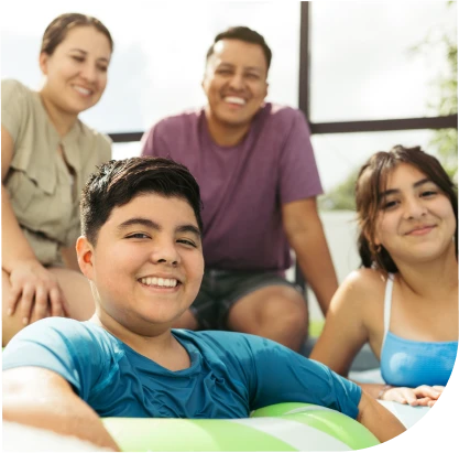 Ethan, que ha tomado DUVYZAT durante más de 4 años y su familia.